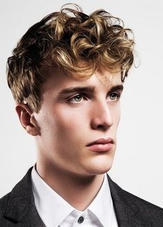 Coupe de cheveux homme court frisé