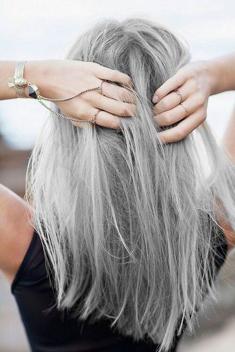 Cheveux gris long femme