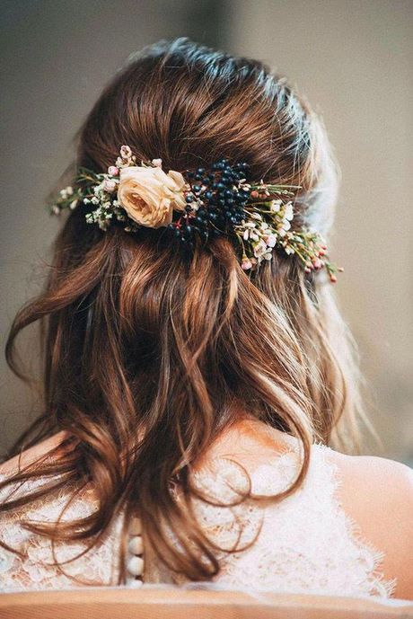 Coiffure avec couronne de fleurs cheveux mi long