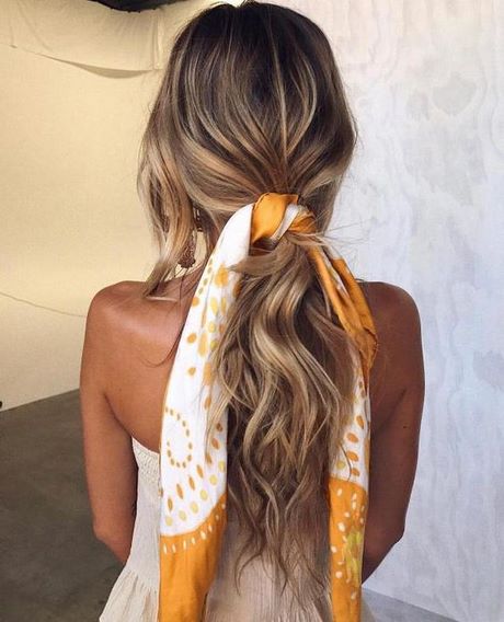 Coiffure avec foulard cheveux mi long