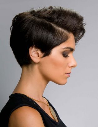 Coiffure courte femme brune