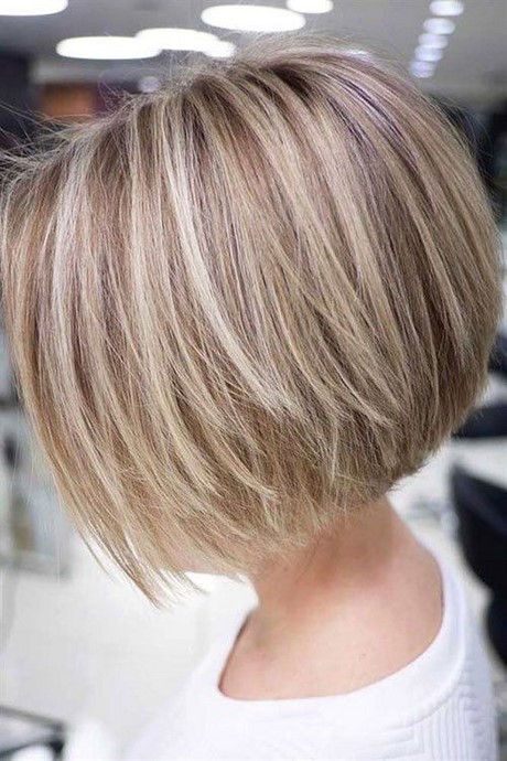 Coupe blonde courte