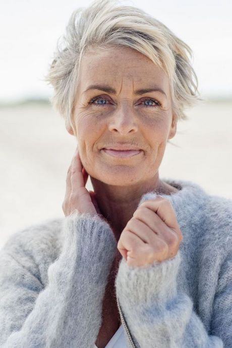 Coupe cheveux blancs femme 60 ans