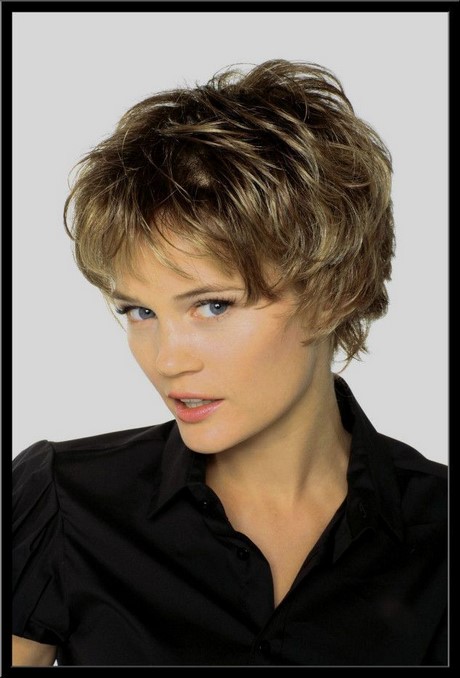 Coupe courte femme 60 ans visage rond