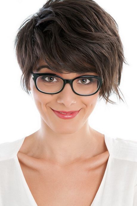 Coupe courte femme avec lunettes