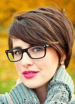 Coupe courte femme avec lunettes