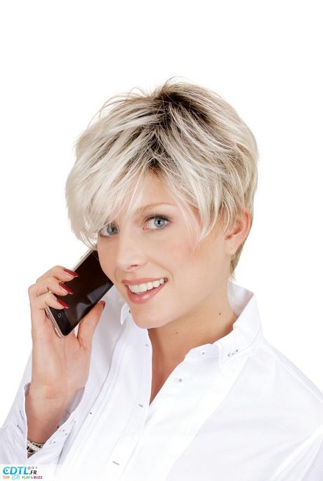 Coupe courte femme mure