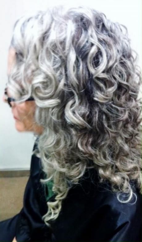 Coupe de cheveux mi long frisés femme 50 ans