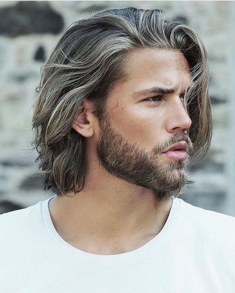 Homme blond cheveux long