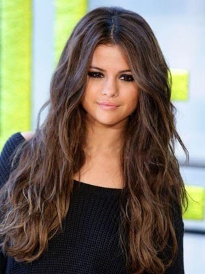 Selena gomez cheveux mi long