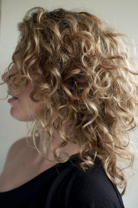 Coupe de cheveux frisés femme 40 ans