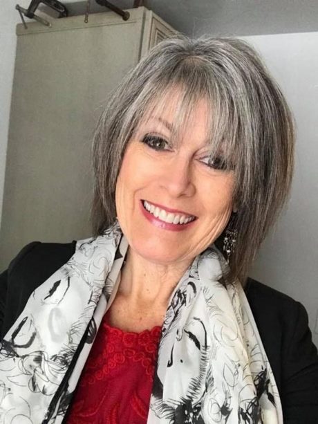 Coupe de cheveux gris femme 60 ans
