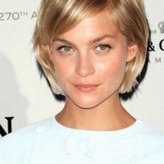 Coupe carre court blond