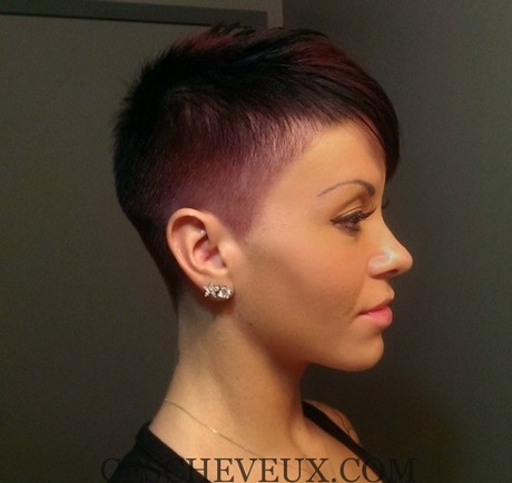 Coupe de cheveux tres tres courte pour femme