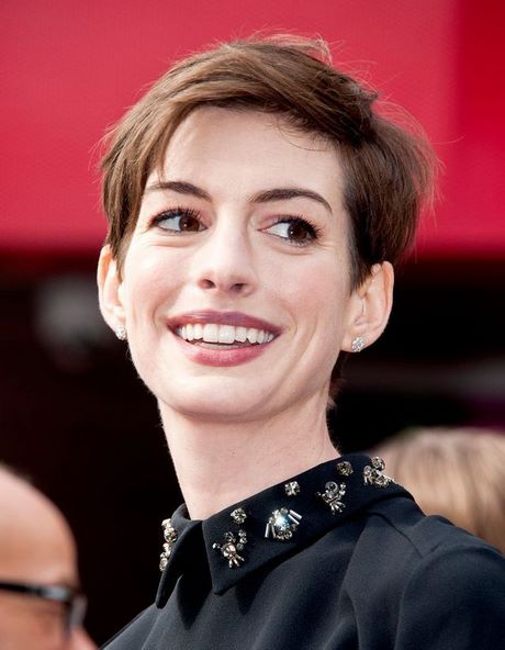 Anne hathaway coupe courte