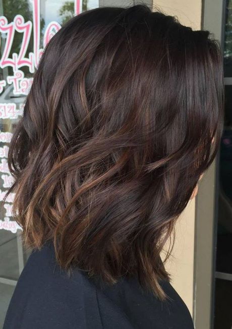 Brune cheveux mi long