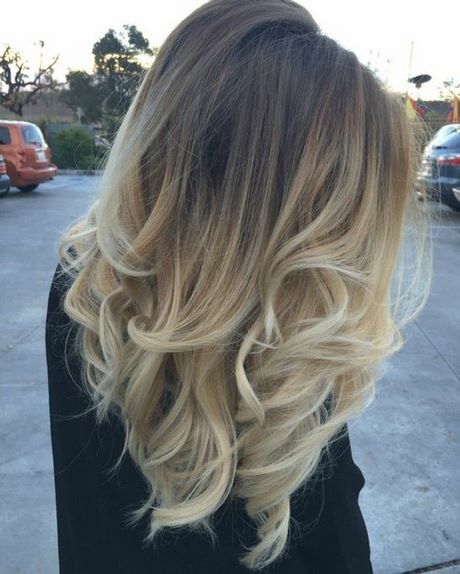 Cheveux blond mi long