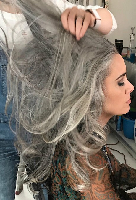 Cheveux long gris femme