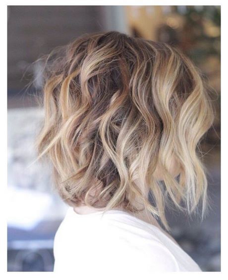 Coiffure wavy cheveux courts