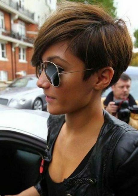 Coupe cheveux court asymétrique femme