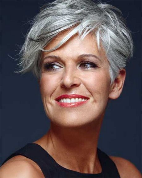 Coupe cheveux courts gris femme 50 ans