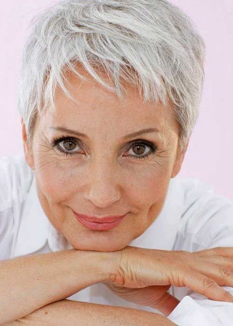 Coupe cheveux gris femme 60 ans