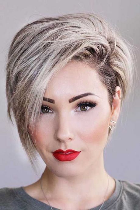 Coupe courte blonde visage rond