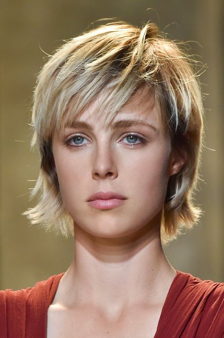 Coupe courte dégradée effilée femme