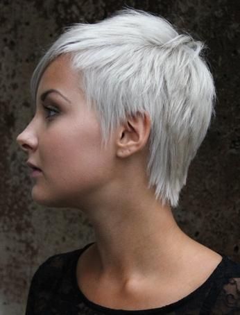 Coupe courte femme cheveux blancs