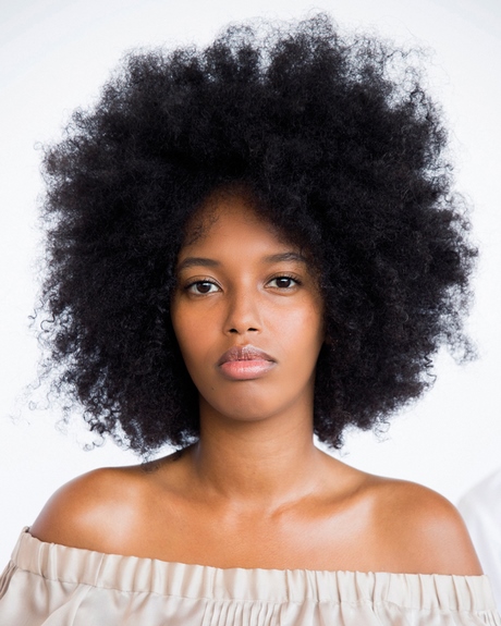 Coupe courte femme noire cheveux défrisés