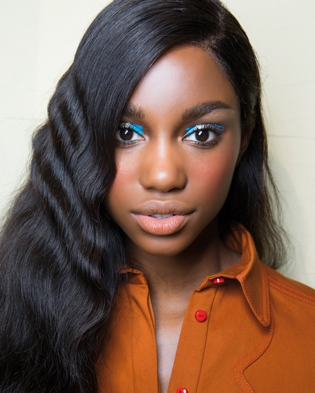 Coupe courte femme noire cheveux défrisés