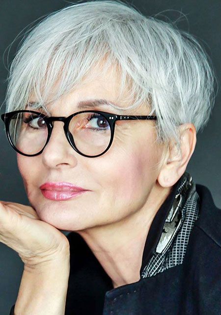 Coupe de cheveux femme 60 ans avec lunettes