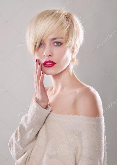 Femme blonde cheveux courts