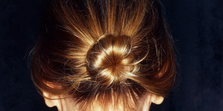 Chignon avec cheveux courts