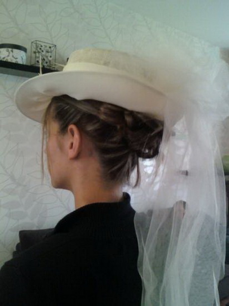 Coiffure chapeau mariage
