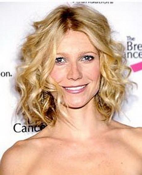 Coiffure cheveux bouclés mi long