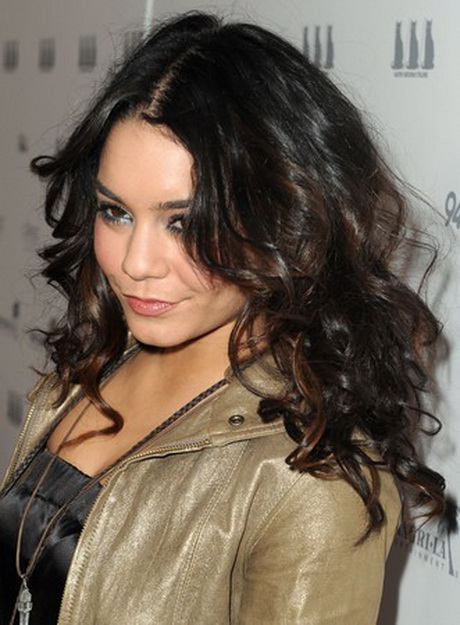 Coiffure cheveux bouclés mi long