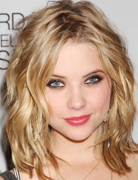 Coiffure cheveux bouclés mi long