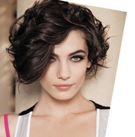 Coiffure cheveux courts visage rond