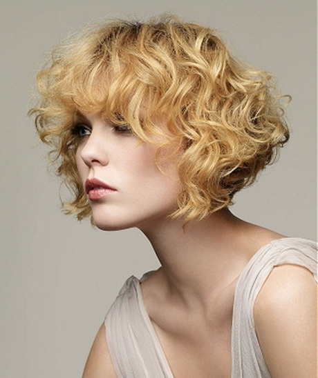 Coupe cheveux bouclés femme