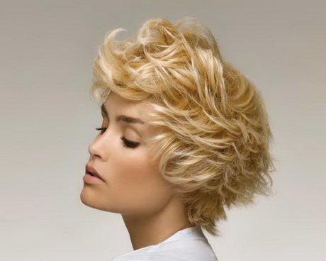 Coupe cheveux court blond