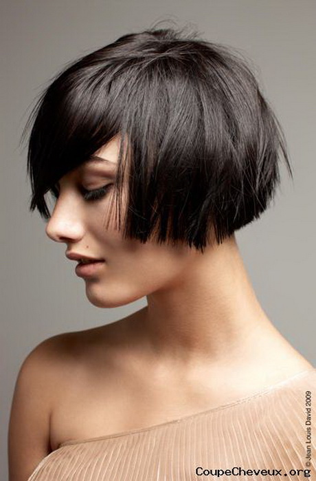 Coupe cheveux mi courts femme