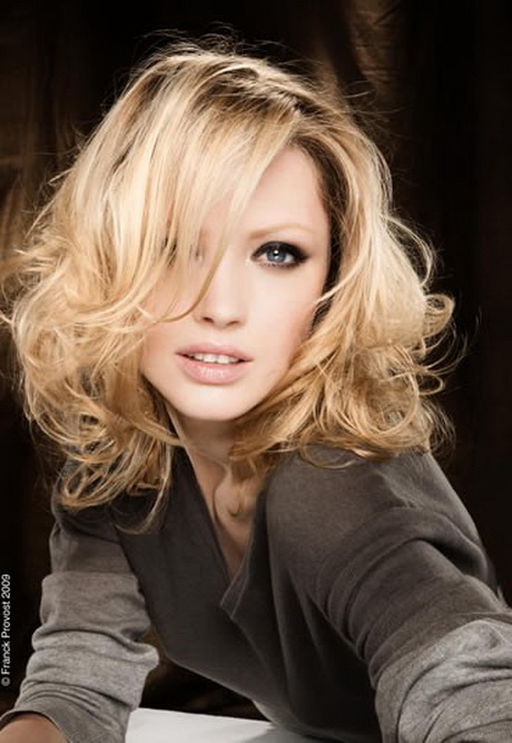 Coupe cheveux mi long bouclés femme