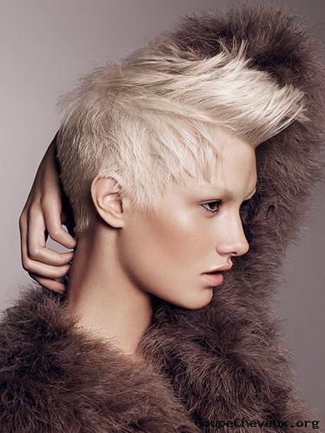 Coupe cheveux très courte femme