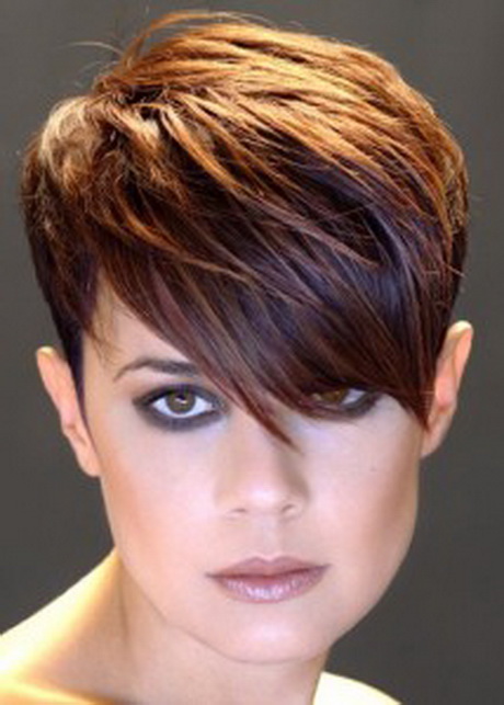 Coupe de cheveux court asymétrique