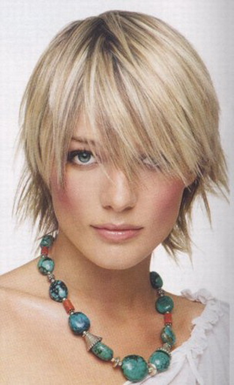 Coupe de cheveux court blond