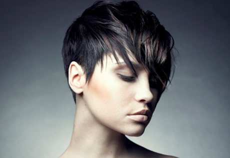 Coupe femme courte asymétrique