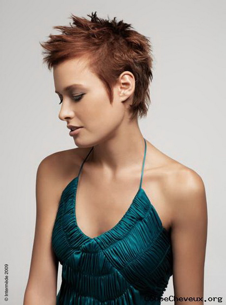 Femme coupe cheveux courts