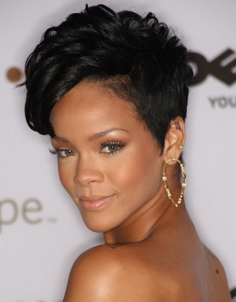 Rihanna coiffure courte