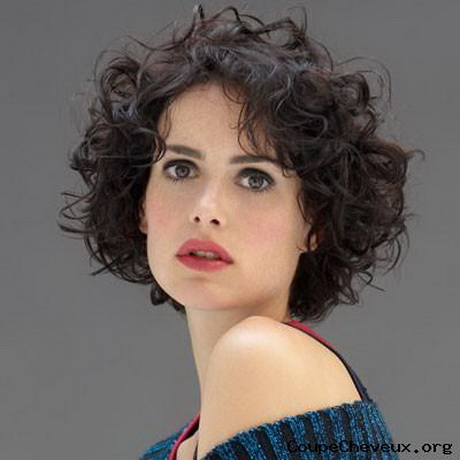 Cheveux mi long bouclés